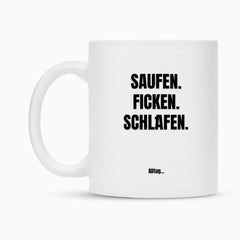 Die Tasse "Saufen" von Infinity Merch ist eine weiße Keramik-Sublimationstasse mit schwarzem Text: SAUFEN. FICKEN. SCHLAFEN. in fetten Großbuchstaben und Alltag... kleiner darunter.