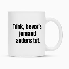 Die Tasse "Trink" von Infinity Merch ist eine weiße Keramik-Tasse mit schwarzem Text "Trink, bevors jemand anders tut", verfügt über einen rechtsseitigen Henkel und eine langlebige Duraglaze-Beschichtung für dauerhafte Qualität.