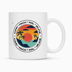 Die "Urlaub" Tasse von Infinity Merch ist eine weiße Keramiktasse mit einem farbenfrohen Sonnenuntergang am Meer mit Palmen und der deutschen Phrase "Komm * Mach * Mal * Urlaub", die die Grafik umgibt. Ideal als Sublimationstasse für dauerhafte Drucke.