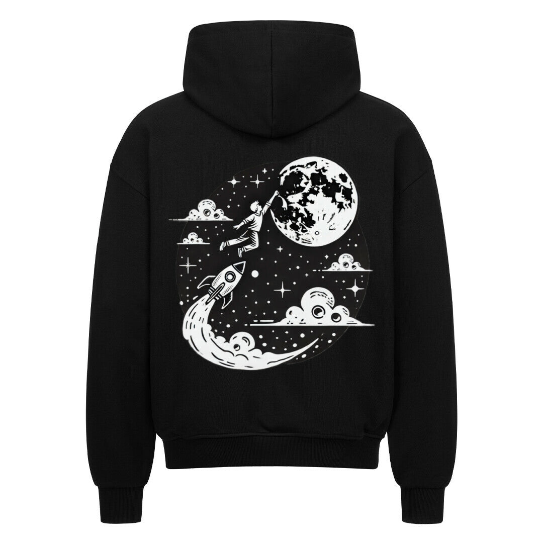 Der Infinity Merch Oversized Zipper Hoodie "Astronaut-mond" zeigt ein schwarzes Design mit einem raketenfliegenden Mann, hergestellt aus 100% Baumwolle für Komfort und Stil.