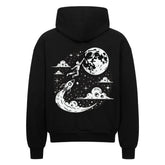 Der Infinity Merch Oversized Zipper Hoodie "Astronaut-mond" zeigt ein schwarzes Design mit einem raketenfliegenden Mann, hergestellt aus 100% Baumwolle für Komfort und Stil.