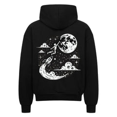 Der Infinity Merch Oversized Zipper Hoodie "Astronaut-mond" zeigt ein schwarzes Design mit einem raketenfliegenden Mann, hergestellt aus 100% Baumwolle für Komfort und Stil.
