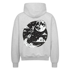 Der Oversized Zipper Hoodie "Astronaut-mond" von Infinity Merch ist ein grauer Premium-Kapuzenpulli mit übergroßer Passform, der auf dem Rücken eine kreisförmige, schwarz-weiße Weltraumgrafik mit Rakete, Astronaut, Mond, Wolken und Sternen zeigt.