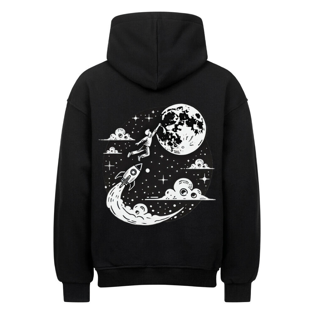 Der Infinity Merch Oversized Hoodie "Astronaut-Mond" ist ein schwarzer Hoodie mit einer weißen Rückengrafik eines Astronauten, der auf einer Rakete zu einem großen Mond reitet, umgeben von Sternen und Wolken.
