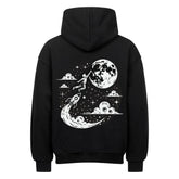 Der Infinity Merch Oversized Hoodie "Astronaut-Mond" ist ein schwarzer Hoodie mit einer weißen Rückengrafik eines Astronauten, der auf einer Rakete zu einem großen Mond reitet, umgeben von Sternen und Wolken.