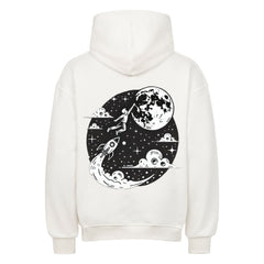 Der Infinity Merch Oversized Hoodie "Astronaut-Mond" zeigt auf dem Rücken eine schwarz-weiße Grafik eines Raketenschiffs, das auf den Mond zufliegt, umgeben von Wolken und Sternen.