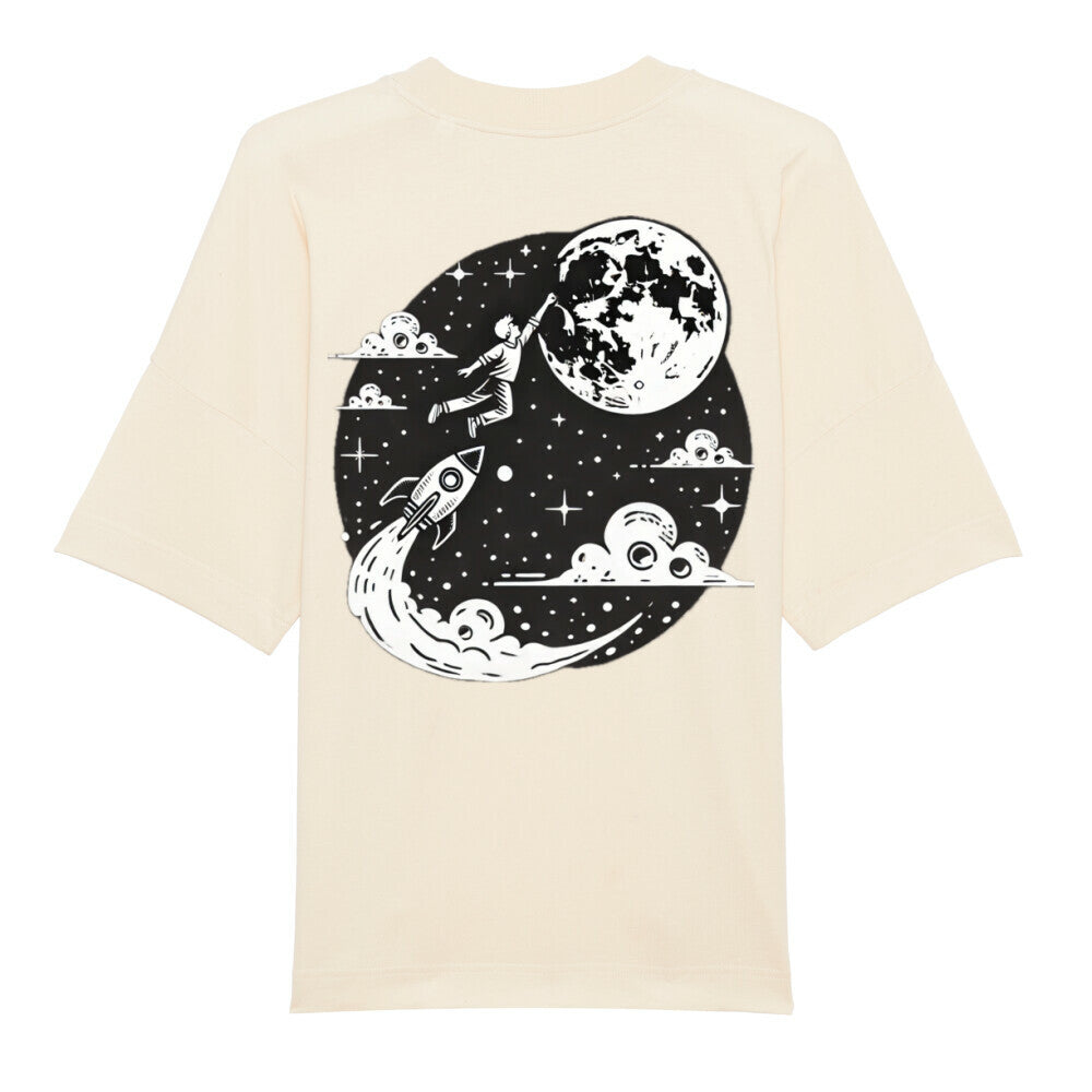 Das Premium Oversize Blast "Astronaut-Mond" T-Shirt von Infinity Merch ist cremefarben, lässig geschnitten und aus Bio-Baumwolle. Auf dem Rücken zeigt es eine schwarz-weiße Grafik eines Raketenstarts Richtung Mond mit Wolken und Sternen.