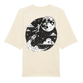 Das Premium Oversize Blast "Astronaut-Mond" T-Shirt von Infinity Merch ist cremefarben, lässig geschnitten und aus Bio-Baumwolle. Auf dem Rücken zeigt es eine schwarz-weiße Grafik eines Raketenstarts Richtung Mond mit Wolken und Sternen.