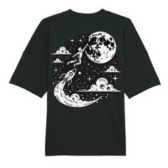 Das Infinity Merch Premium Oversize Blast "Astronaut-Mond" T-Shirt begeistert in Schwarz mit verspieltem Astronauten-, Mond- und Raketen-Print im Schwarz-Weiß-Stil. Aus Bio-Baumwolle für hohen Tragekomfort gefertigt.
