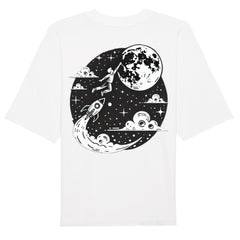 Das Infinity Merch Premium Oversize Blast "Astronaut-Mond" T-Shirt besteht aus Bio-Baumwolle und zeigt einen Astronauten, der über einer Rakete schwebt und nach dem Mond greift - umgeben von Wolken und Sternen.