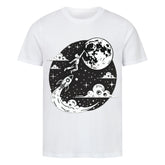 Das Premium Shirt "Astronaut-Mond" von Infinity Merch ist ein weißes Bio-Baumwolle T-Shirt, das einen Astronauten beim Bemalen des Mondes zeigt, mit einer Rakete zwischen Wolken und Sternen - ideal für nachhaltige Mode Fans.