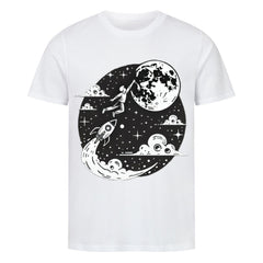 Das Premium Shirt "Astronaut-Mond" von Infinity Merch ist ein weißes Bio-Baumwolle T-Shirt, das einen Astronauten beim Bemalen des Mondes zeigt, mit einer Rakete zwischen Wolken und Sternen - ideal für nachhaltige Mode Fans.