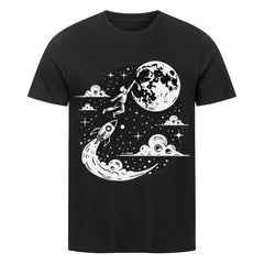 Das Infinity Merch Premium Shirt "Astronaut-Mond" ist ein schwarzes Unisex-T-Shirt aus Bio-Baumwolle mit einer weißen Astronauten-Grafik im Weltraum mit Mond, Rakete, Wolken und Sternen - perfekt für Fans nachhaltiger Mode.