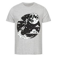Das Premium Shirt "Astronaut-Mond" von Infinity Merch ist ein graues Bio-Baumwolle-T-Shirt mit einem schwarz-weißen Astronauten, der nach dem Mond greift, mit Wolken, Sternen und einer Rakete - ideal für Fans von nachhaltiger Mode und Space-Style.