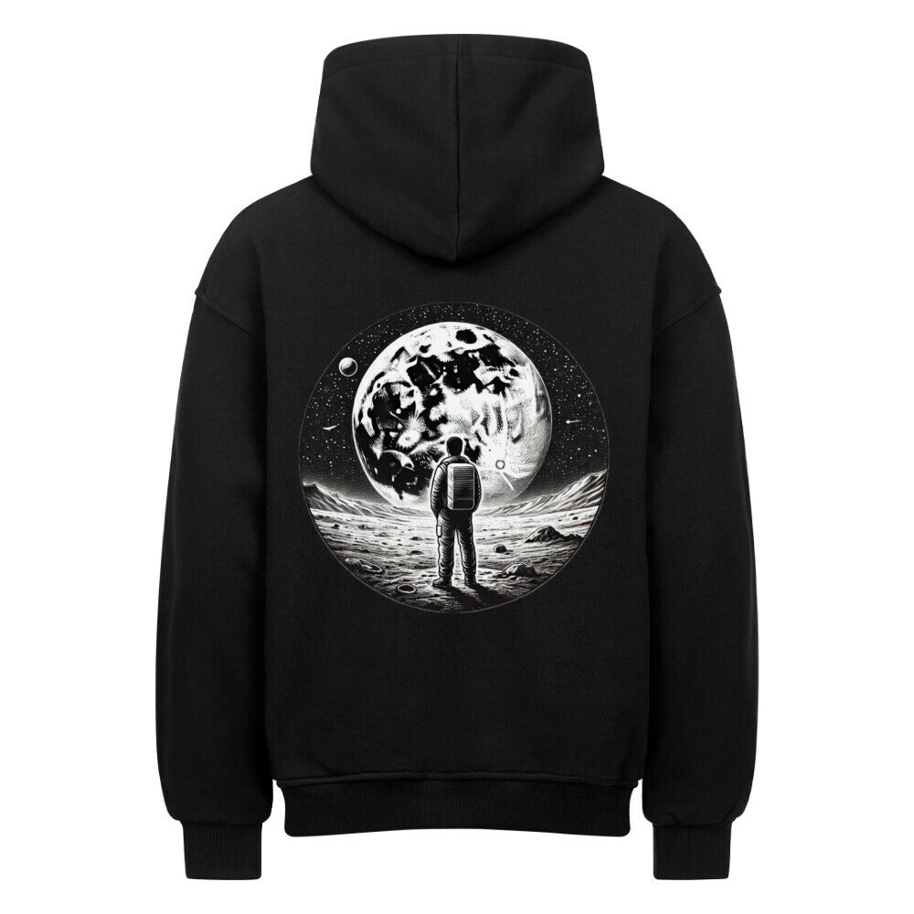 Der Infinity Merch Oversized Hoodie "Astro" in Schwarz mit der Rückengrafik eines Astronauten auf dem Mond unter einem Sternenhimmel und einem großen Mond kombiniert erstklassigen Komfort mit einem auffälligen Weltraum-Stil.