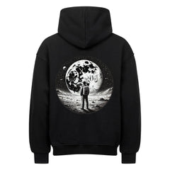 Der Infinity Merch Oversized Hoodie "Astro" in Schwarz mit der Rückengrafik eines Astronauten auf dem Mond unter einem Sternenhimmel und einem großen Mond kombiniert erstklassigen Komfort mit einem auffälligen Weltraum-Stil.