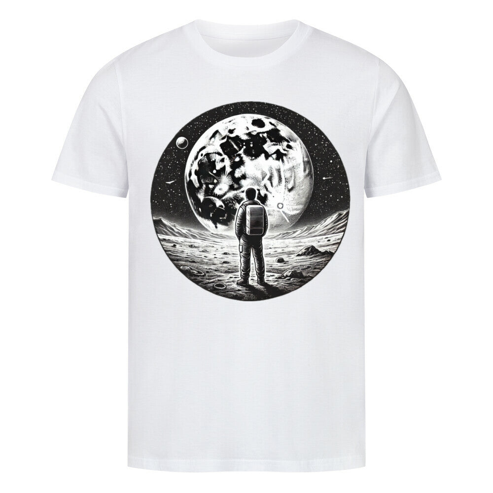 Das Premium Shirt "Astro" von Infinity Merch ist ein weißes Unisex-T-Shirt aus Bio-Baumwolle mit einer schwarz-weißen Astronauten-Illustration auf felsigem Boden, die einen verkraterten Mond oder Planeten unter einem Sternenhimmel betrachtet.