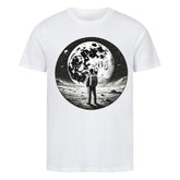 Das Premium Shirt "Astro" von Infinity Merch ist ein weißes Unisex-T-Shirt aus Bio-Baumwolle mit einer schwarz-weißen Astronauten-Illustration auf felsigem Boden, die einen verkraterten Mond oder Planeten unter einem Sternenhimmel betrachtet.
