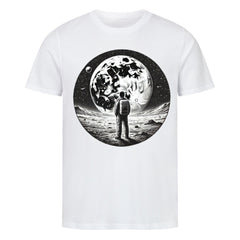 Das Premium Shirt "Astro" von Infinity Merch ist ein weißes Unisex-T-Shirt aus Bio-Baumwolle mit einer schwarz-weißen Astronauten-Illustration auf felsigem Boden, die einen verkraterten Mond oder Planeten unter einem Sternenhimmel betrachtet.
