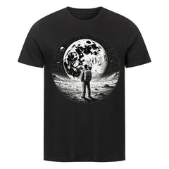Das Premium Shirt "Astro" von Infinity Merch ist ein schwarzes Unisex-T-Shirt aus Bio-Baumwolle mit einer weißen Grafik eines Astronauten, der auf dem Mond unter einem von Sternen und Planeten erleuchteten Himmel steht.