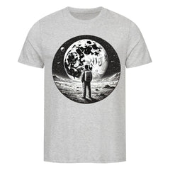 Das Infinity Merch Premium Shirt "Astro" ist ein hellgraues Singlejersey Unisex-T-Shirt mit einem schwarz-weißen Druck eines Astronauten auf einem Planeten, der den Mond vor einem Sternenhimmel betrachtet.
