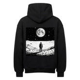 Der Oversized Hoodie "Erde-Mond" von Infinity Merch zeigt eine Rückengrafik einer Figur auf dem Mond unter einem Sternenhimmel und Vollmond und bietet mit seiner übergroßen Passform Komfort und Stil.