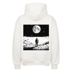 Der Oversized Hoodie "Erde-Mond" von Infinity Merch zeigt eine auffällige schwarz-weiße Rückenillustration einer Person auf einer Mondlandschaft unter einem Vollmond und Sternenhimmel.