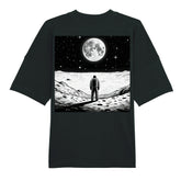 Das Infinity Merch Premium Oversize Blast "Erde-Mond" T-Shirt in Schwarz zeigt eine auffällige Rückengrafik einer Person auf der Mondoberfläche, die den detaillierten Mond vor einem Sternenhimmel betrachtet - perfekt für einen mutigen, auffälligen Stil.