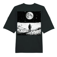 Das Infinity Merch Premium Oversize Blast "Erde-Mond" T-Shirt in Schwarz zeigt eine auffällige Rückengrafik einer Person auf der Mondoberfläche, die den detaillierten Mond vor einem Sternenhimmel betrachtet - perfekt für einen mutigen, auffälligen Stil.