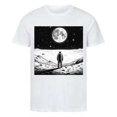 Das Premium Shirt "Erde-Mond" von Infinity Merch ist ein weißes Unisex-Bio-Baumwollshirt mit schwarz-weißer Astronauten-Grafik vor großem Mond und Sternenhimmel, gefertigt aus hochwertigem Singlejersey.