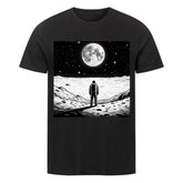 Das Premium Shirt "Erde-Mond" von Infinity Merch ist ein schwarzes Unisex-T-Shirt aus weicher Bio-Baumwolle, das einen Astronauten auf felsigem Terrain zeigt, der einen detailreichen Vollmond am Sternenhimmel betrachtet.
