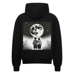Der Oversized Zipper Hoodie Brüder-Mond von Infinity Merch ist aus 100% Baumwolle gefertigt und zeigt zwei Kinder, die in einer sternenklaren Nacht den Vollmond betrachten, mit hohem Gras im Vordergrund - perfekt in seiner übergroßen Passform.