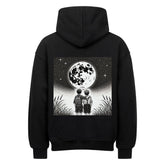 Der Oversized Hoodie "Brüder-Mond" von Infinity Merch zeigt auf dem Rücken eine Illustration von zwei Kindern unter einem hellen Mond- und Sternenhimmel, mit Gras im Vordergrund.