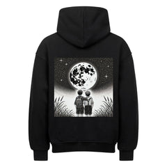 Der Oversized Hoodie "Brüder-Mond" von Infinity Merch zeigt auf dem Rücken eine Illustration von zwei Kindern unter einem hellen Mond- und Sternenhimmel, mit Gras im Vordergrund.