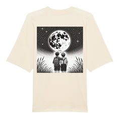 Das beige Premium Oversize Blast "Brüder-Mond" T-Shirt von Infinity Merch aus Bio-Baumwolle zeigt auf dem Rücken eine schwarz-weiße Illustration: Zwei Kinder mit Rucksäcken blicken im hohen Gras auf einen großen Mond.