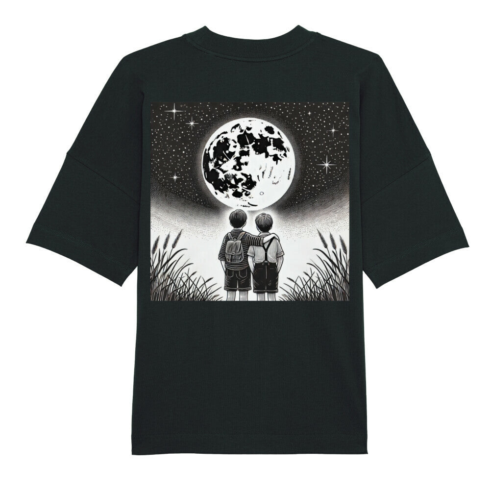 Das Premium Oversize Blast "Brüder-Mond" T-Shirt von Infinity Merch aus Bio-Baumwolle zeigt zwei Kinder, die im hohen Gras zum leuchtenden Mond und sternklaren Nachthimmel aufblicken.