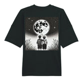 Das Premium Oversize Blast "Brüder-Mond" T-Shirt von Infinity Merch aus Bio-Baumwolle zeigt zwei Kinder, die im hohen Gras zum leuchtenden Mond und sternklaren Nachthimmel aufblicken.