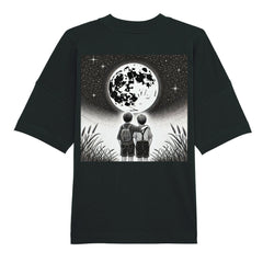 Das Premium Oversize Blast "Brüder-Mond" T-Shirt von Infinity Merch aus Bio-Baumwolle zeigt zwei Kinder, die im hohen Gras zum leuchtenden Mond und sternklaren Nachthimmel aufblicken.