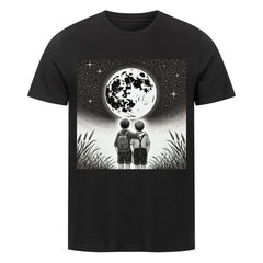 Das Infinity Merch T-Shirt "Mond von Erde entfernt" aus Bio-Baumwolle ist ein schwarzes Unisex-Shirt mit minimalistischem Motiv: zwei Jungen blicken zum Mond.