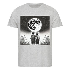 Das Infinity Merch T-Shirt "Mond von Erde entfernt" aus Bio-Baumwolle ist ein graues Unisex-Shirt mit minimalistischem Schwarz-Weiß-Motiv: Zwei Kinder mit Rucksäcken im Gras blicken zum Vollmond am Sternenhimmel.
