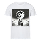 Das "Mond von Erde entfernt"-T-Shirt von Infinity Merch ist aus weißer Bio-Baumwolle gefertigt und zeigt zwei Jungs, die den Mond anstarren. Dieses Unisex Singlejersey Shirt bietet nachhaltige Mode mit Komfort und Style für alle.