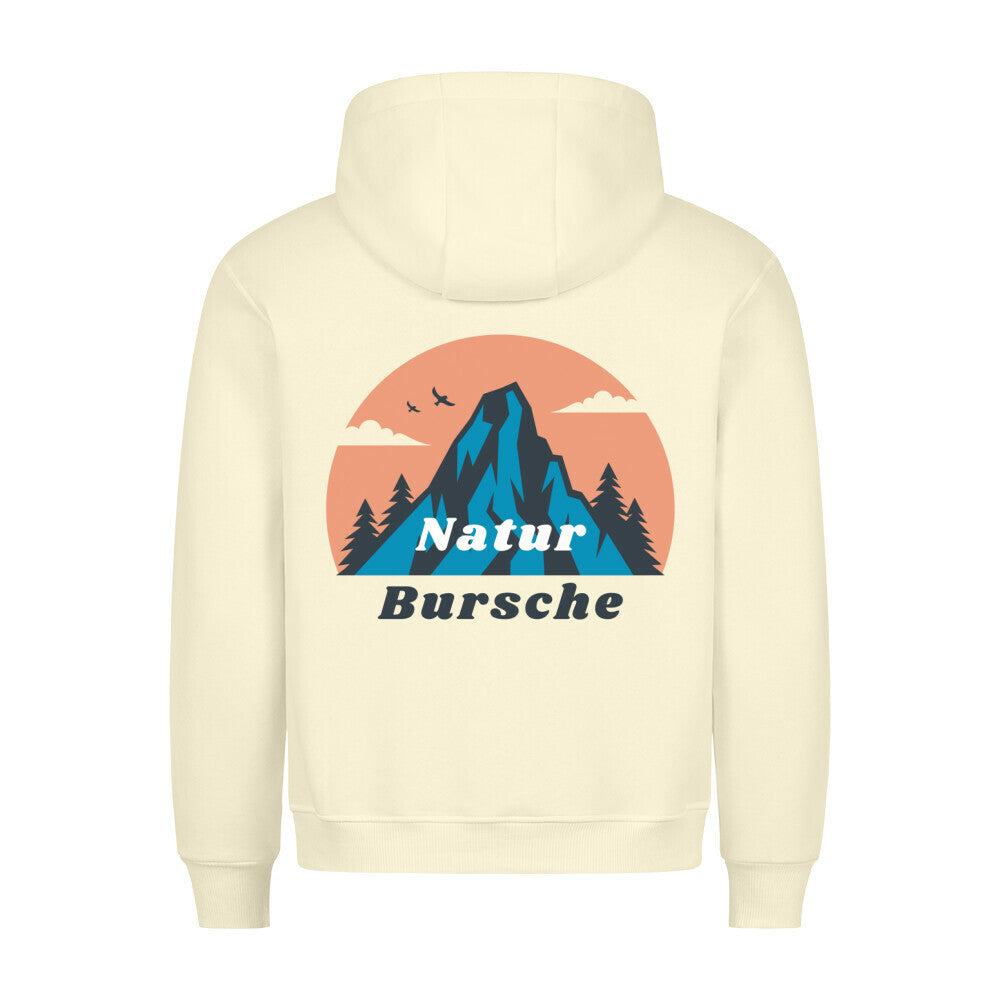 Der Premium Hoodie "Natur Bursche" von MarketPrint hat einen cremefarbenen, gemütlichen Schnitt und eine Rückengrafik mit Bergen, Bäumen, Vögeln, Wolken, sowie blauem und schwarzem "Natur Bursche"-Text. Hergestellt in Türkiye für Komfort und Stil.