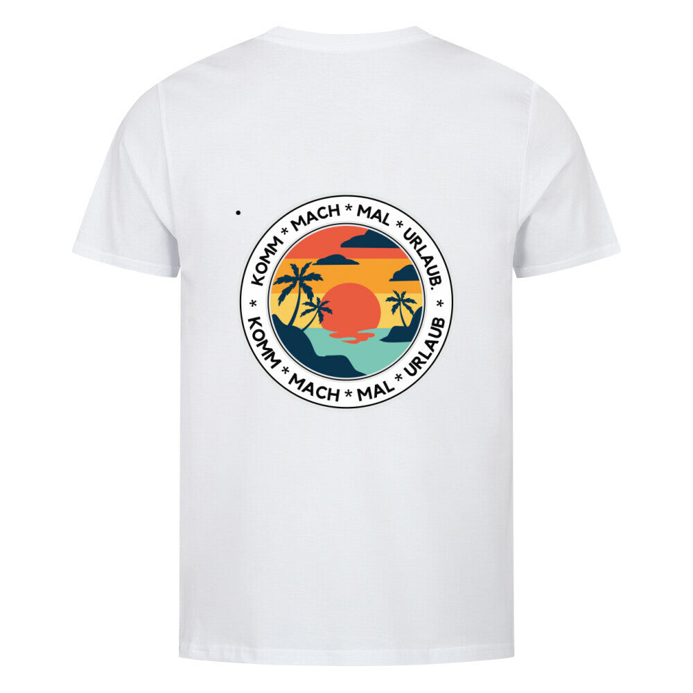 Das Premium Shirt "Urlaub" von MarketPrint: weißes Unisex-Bio-Baumwollshirt mit kreisrundem Sunset-Print, Palmen und Wasser auf dem Rücken. Rundum steht "KOMM * MACH * MAL * URLAUB". Nachhaltig. Entspannt.
