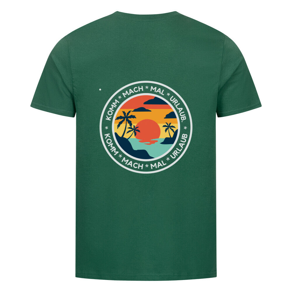 Das Premium Shirt "Urlaub" von MarketPrint aus grüner Bio-Baumwolle zeigt einen Rückenprint mit Palmen, Ozean, Sonnenuntergang und dem Spruch "Komm * Mach * Mal * Urlaub" - nachhaltige Unisex-Mode mit Urlaubsfeeling.