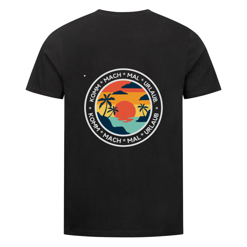 Das Premium Shirt "Urlaub" von MarketPrint: Schwarzes Bio-Baumwoll-T-Shirt mit Sunset-, Palmen- und Wasser-Motiv hinten. Weiße Aufschrift "KOMM * MACH * MAL * URLAUB". Nachhaltige Unisex-Mode für entspanntes Urlaubsvibes.