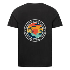 Das Premium Shirt "Urlaub" von MarketPrint: Schwarzes Bio-Baumwoll-T-Shirt mit Sunset-, Palmen- und Wasser-Motiv hinten. Weiße Aufschrift "KOMM * MACH * MAL * URLAUB". Nachhaltige Unisex-Mode für entspanntes Urlaubsvibes.