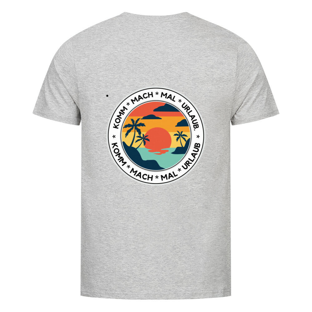 Das MarketPrint Premium Shirt "Urlaub" ist ein hellgraues Unisex-T-Shirt aus Bio-Baumwolle mit einer kreisförmigen Grafik eines tropischen Sonnenuntergangs mit Palmen, Meer und Vögeln auf der Rückseite. Der Kreis wird von dem wiederholten Text "KOMM * MACH * MAL * URLAUB" umrandet.