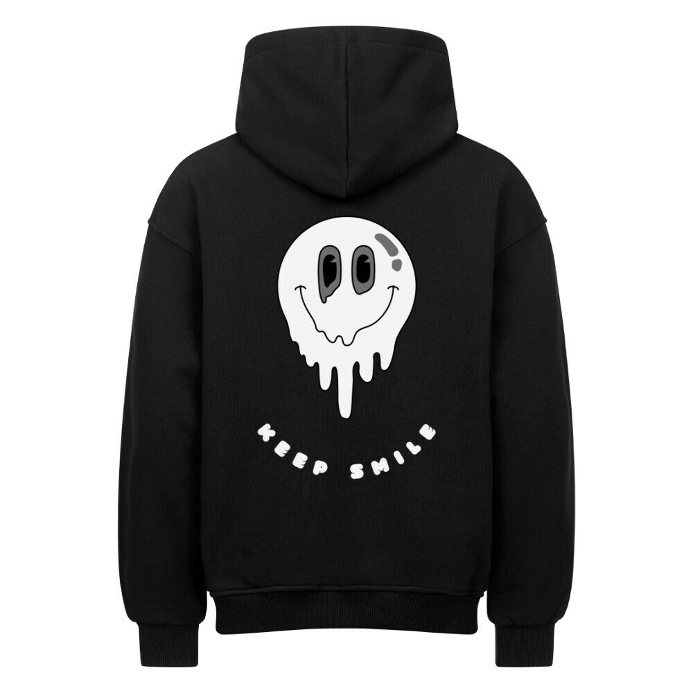 Der MarketPrint Oversized Hoodie "Keep Smile" ist ein schwarzer, schwerer Baumwoll-Kapuzenpulli mit einem weißen, schmelzenden Smiley-Gesicht und einem fetten KEEP SMILE-Text auf der Rückseite, der erstklassigen Komfort und Stil bietet.