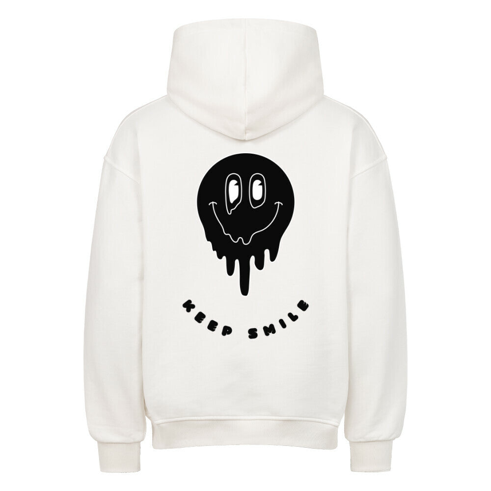 Der MarketPrint Oversized Hoodie "Keep Smile" in Weiß hat eine auffällige schwarze, schmelzende Smiley-Grafik und "KEEP SMILE" darunter auf dem Rücken.