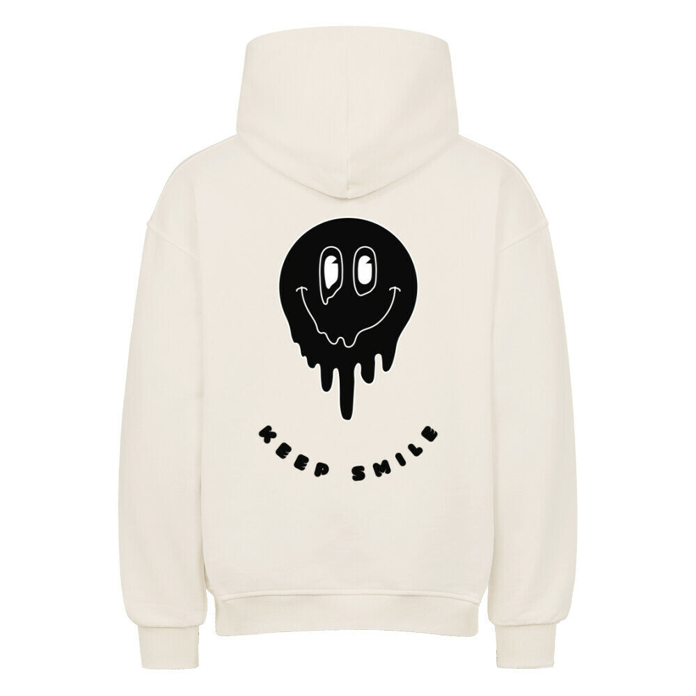 Der MarketPrint Oversized Hoodie "Keep Smile" ist cremefarben mit einem schwarzen, tropfenden Smiley-Gesicht und dem Schriftzug KEEP SMILE in schwarzer Schrift unter der Grafik auf dem Rücken.